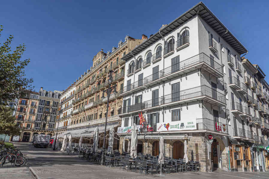 Pamplona 008 - plaza del Castillo.jpg
